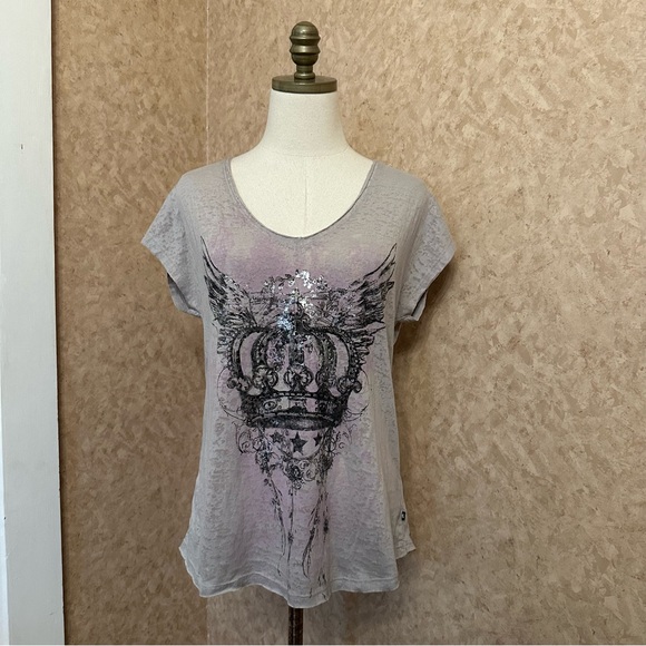 Rock & Republic Gray Purple Short Sleeve Studded Alt Grunge Crown Wings Top - Picture 1 of 9